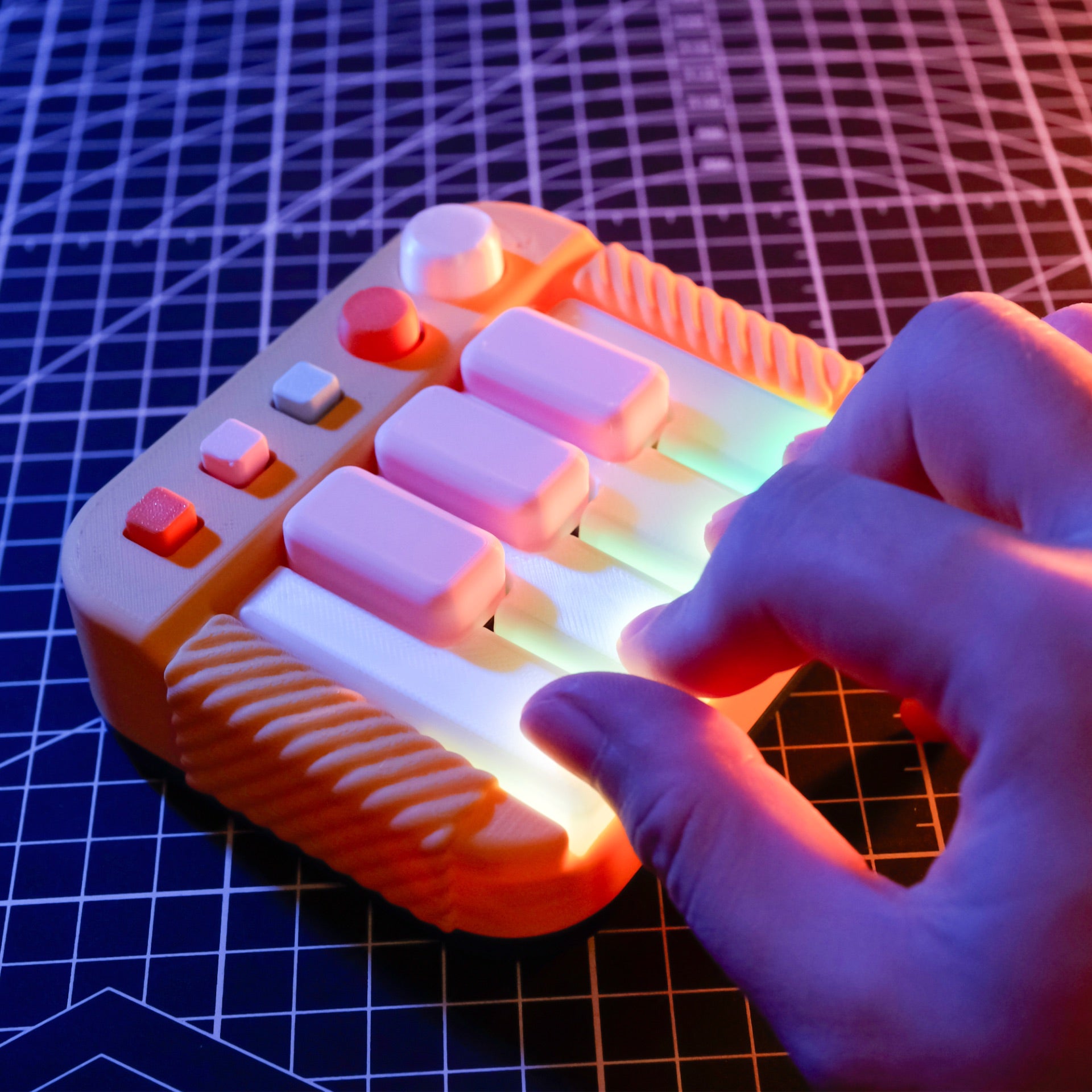 Studio Piano Clicker - Pocket series (Light-Up Keys) - Light Pink with Yellow and Blue - 3 Black Keys default